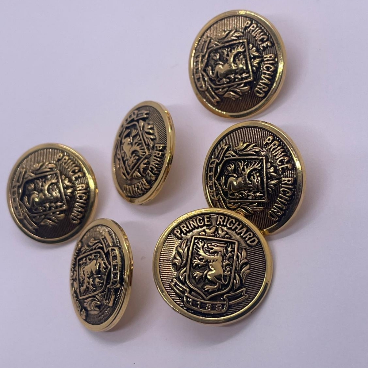 6 Adet Prens Richard Plastik Düğme (21mm, Gold) - Görsel 2
